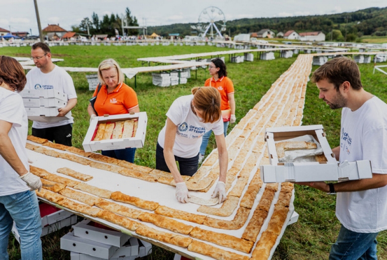 Imamo najdužu liniju štrudli na svijetu! Pogledajte kako izgleda slastica dugačka više od tri kilometra!